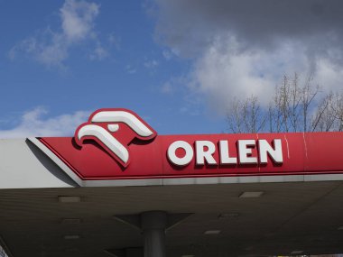 Mavi Gökyüzüne Karşı Yakıt İstasyonunda Kırmızı Orlen Şirketi Logosu ve Doğu Avrupa Petrol Şirketi 'ni temsil eden Beyaz Bulutlar