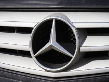 Beyaz Araç Izgarasında Mercedes-Benz Logosu 'nun Yakın Çekimi Gösterilen Lüks Araba Markası Sembolü