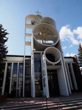 Eşsiz Silindirik Çan Kulesi Beyaz Bulutlu Mavi Gökyüzüne Karşı Modern Kilise Mimarisi