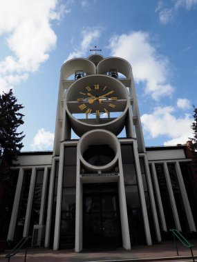 Çağdaş Kilise Mimarisi Saat ve Dairesel Motiflerle Yapısal Geometrik Tasarım Elemanları