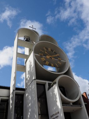Eşsiz Saat Kulesi Tasarımlı Modern Kilise Mimarisi: Mavi Gökyüzüne Karşı Dairesel Elementler