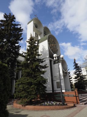 Temiz Mavi Gökyüzüne Karşı Eşsiz Beyaz Mimari Tasarımı olan Modern Kilise Çan Kulesi