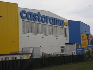 Castorama Ev Geliştirme Mağazası, Gökyüzü Altında Sarı ve Mavi Bina Dış Görünümü