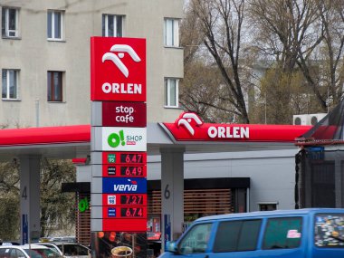 Stop Cafe ve Elektronik Fiyat Gösterimi Kentsel Ayarlarda Yakıt Maliyetli Orlen Benzin İstasyonu