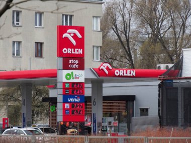 Kentsel Konut Alanındaki Orlen Benzin İstasyonu Dijital Fiyat Gösterimi ve Stop Cafe