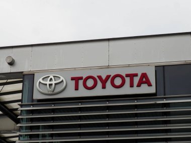 Yeni Araçların İşareti ve Satırıyla Toyota Dağıtım Aracının Geniş Açı Görünümü