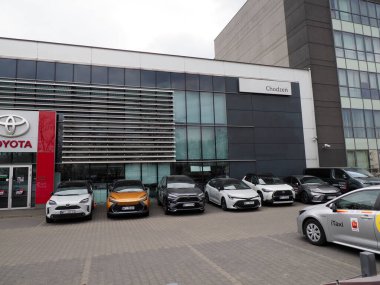 Çağdaş Mimari ve Damgalı Gökyüzü Altında İmzalı Toyota Satış Binası