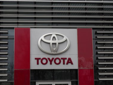 Kırmızı ve Siyah Yatay Tasarım Elementleriyle Modern Satış Cephesi üzerine Toyota Logosu