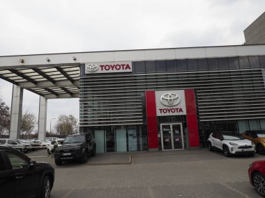 Toyota Mağazası Modern Mimari Girişi Belirleyici Kırmızı ve Beyaz Marka Elementleri