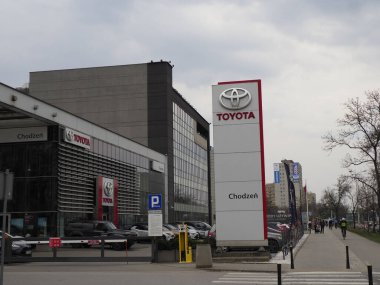 Bulutlu Gün 'de Gri Bina ve Kırmızı Marka İşaretli Modern Toyota Galerisi