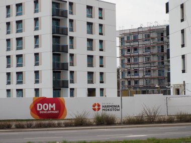 Markalı İnşaat İşaretli Modern Konut Kompleksi Beyaz Apartman Binaları ve Tanıtım Malzemeleri