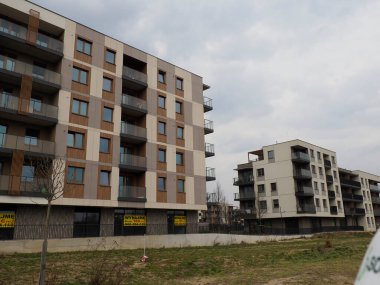 Çeşitli Mimari Biçimli ve Balkon Detaylı Tamamlanmış Konut Binaları