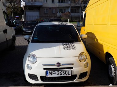 Kentsel Ayar Gösterme Şehir Aracı 'nda Beyaz Fiat 500 Araç Sarı Duvarın yanına park Edildi