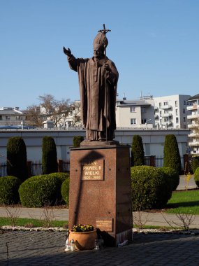 Şehir Meydanı 'nda Sadakati Kutsayan Geniş Kollu Papa Anıtı