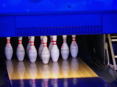 Aydınlatılmış Bowling Salonu Beyaz İğneler ve Mavi Neon Işıklarına Karşı Ahşap Şerit, Modern Kapalı Dinlenme Tesisi