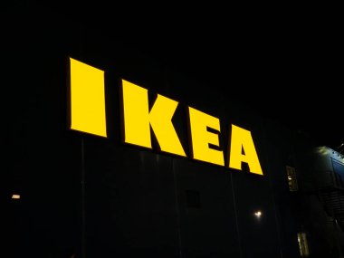 Parlak Sarı IKEA Logosu Karanlık Gökyüzüne Karşı Gece Aydınlandı