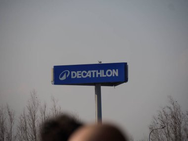 Mavi Dekatlon Spor Malzemeleri Mağazası Kış Gökyüzüne Karşı Uzun Kutup Levhası
