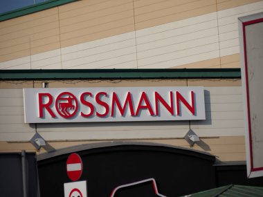 Orta Avrupa 'daki Alışveriş Merkezi Girişinde Aydınlatılmış Rossmann Eczane Önü Tabelası