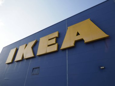 Parlak Sarı IKEA Logosu Açık Mavi Gökyüzüne Karşı Mavi Perakende Dükkanı