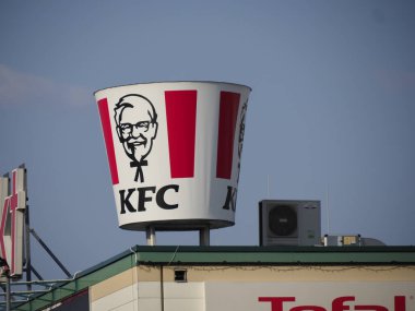 Tefal Mağaza Tabelasıyla Çatı Yapımı Üzerine İkonik KFC Kırmızı ve Beyaz Kova İşareti Görünür