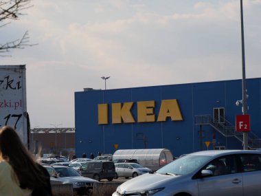 Banliyö Alışveriş Bölgesi 'nde kendine özgü sarı logolu Mavi IKEA Binası Geniş Açı Görünümü