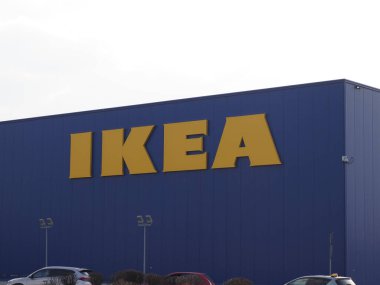 Açık Gökyüzüne Karşı Kalın Mavi Dış ve İkonik Sarı Logolu IKEA Depolama Penceresi