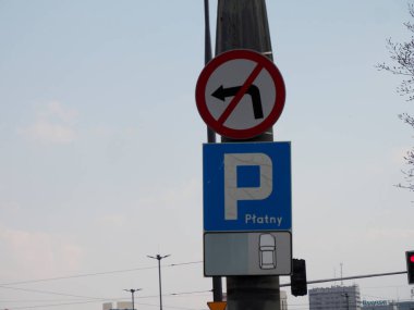 Kentsel Ayarlarda Açık Mavi Gökyüzüne Sola Dönme ve Otopark İşareti Yok