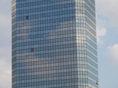 Kentsel Ayarlarda Bulutlu Gökyüzüne Karşı Modern Kurumsal Gökdelenin Yansıtıcı Mavi Cam Cephesi
