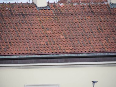Geleneksel Polonya Kırmızı Döşemeli Çatı Terracotta Kirişleri Şehir Arkaplanına Karşı