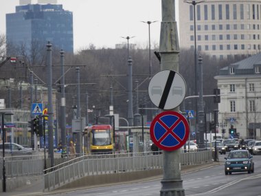 Polonya Caddesinde Modern Binalar ve Kırmızı Park Yasağı Tabelasıyla Kentsel Şehir