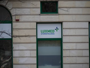Şehir merkezindeki Taş Yapı 'nın Yeşil Tıbbi Girişi LUXMED