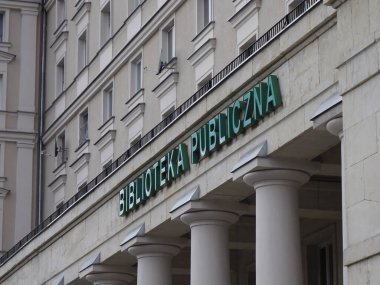 Avrupa Kentsel Ortamı 'nda Yeşil ve Beyaz Görünümlü Sokak İşareti