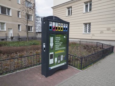 Kullanılmış Pil Koleksiyonu İçin Modern Yeşil Elektronik Aygıt Konut Binası Yakınlarında Duruyor