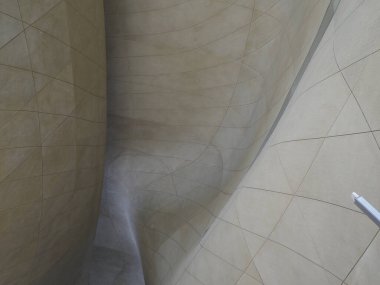 Minimalist Mimari Yüzeyinde İnce Işık Oynayan Pürüzsüz Beyaz Eğimli İç Duvar