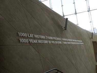 Polonya 'nın 1000 Yıllık Tarihi Modern Müze Mimarisinde Zarif Taş Yazıtı Duvarı