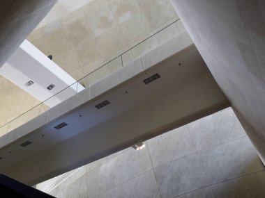 Modern Mimari Tavan Detayları Geometrik Şablonlar ve Çağdaş Binadaki Işıklandırma