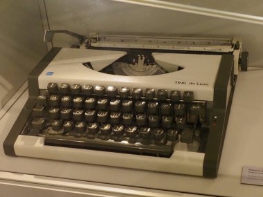 Tarihi Ofis Malzemeleri Olarak Siyah Anahtarlı Klasik Beyaz Kılavuz Daktilo