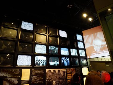 Dimly Lit Exhibition Space 'de Tarihi Medyayı Gösteren Çoklu Televizyon Ekranlı Büyüleyici Müze Kurulumu