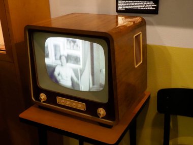 Müzenin İlk Yayın Teknolojisi 'nde Siyah ve Beyaz Ekranlı Klasik Tahta Televizyon Seti