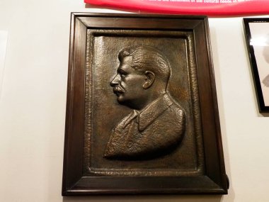Detaylı Yüz Özellikleri ile Müze Ayarları 'nda sergilenen Bronz Yardım Portresi Tarihi Figür Plaketi
