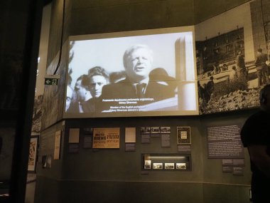 Müze Sergisi Soğuk Savaş Dönemi Siyasi Konuşmasının Tarihi Televizyon Görüntülerini Klasik Ekranda Gösteriyor