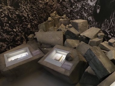 Müze Etiketli Tarihi Beton Parçalar Berlin Duvarının Arkeolojik Kalıntılarını Gösteriyor