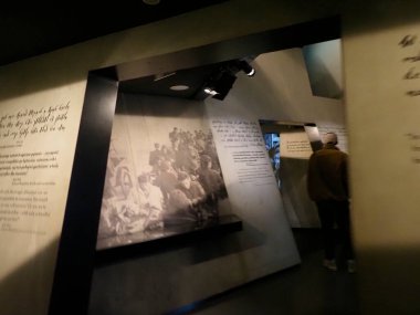 Eğitimsel Metin Paneli Düşük Işık Altında Müze Sergisi Tarihi Fotoğraf ve Belgesi