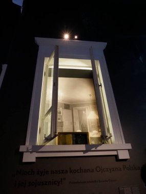 Modern Beyaz Aydınlatılmış Bilgi Büfesi ya da Kamu Alanında Gece Tek Başına Duran Anıt