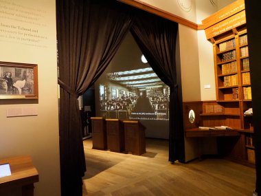 Zarif Karanlık Perdelerin Görüntü Alanı ve Ahşap Panelli Tarihi Yahudi Müzesi Sergisi İç Görünümü