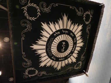 Tarihi Yahudi Kültür Sergisi 'nden Beyaz İşlemeli Yıldız Tasarımı ile Süsleme Siyah Pankartı