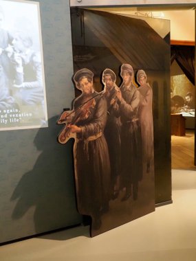 Tarihi Müze Sergisi: Kemancı figürlü Geleneksel Giysili 19. Yüzyıl Kadınlarının Gerçek Boyut Kesintileri