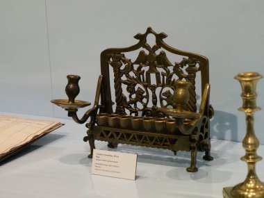 Süslü Brass Hanukkah Menorah Dekoratif Detaylar ve Musevi Kültür Müzesi Sergisi Mum Sahipleri
