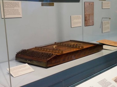 Geleneksel Müzik Mirasını Vurgulayan Antik Yahudi Ahşap Sergi Aletleri