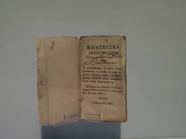 Müzede Kültür Mirası ve Tarihi Belgeleri Gösteren Solmuş El Yazısıyla Eski Açık Tarih Kitabı